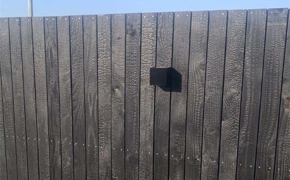 Clôture en bois brûlé - Koadu